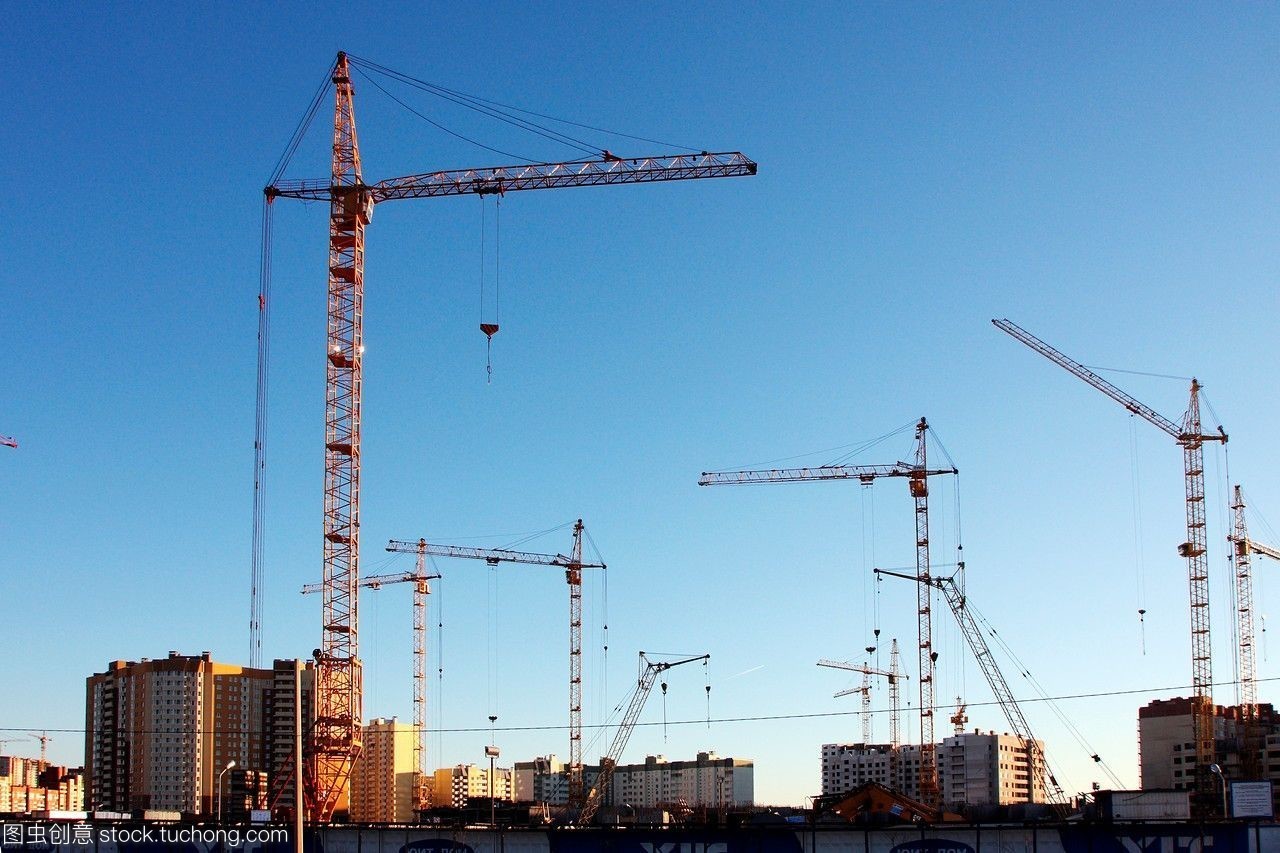 建筑工地。建筑起重機。